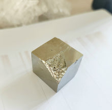 Load image into Gallery viewer, Pyrite cube