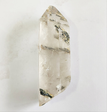 Load image into Gallery viewer, Epidote Quartz point