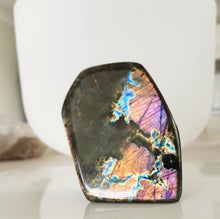 Load image into Gallery viewer, Labradorite standing freeform