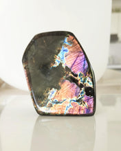 Load image into Gallery viewer, Labradorite standing freeform