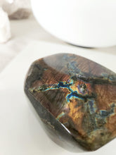 Load image into Gallery viewer, Labradorite standing freeform