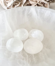 Load image into Gallery viewer, Selenite tumble