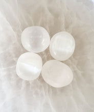 Load image into Gallery viewer, Selenite tumble