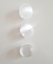 Load image into Gallery viewer, Selenite tumble