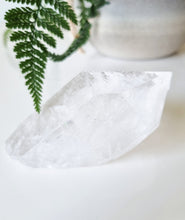 Load image into Gallery viewer, Clear Quartz point
